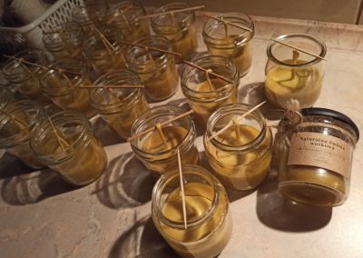 Świece woskowe w słoikach